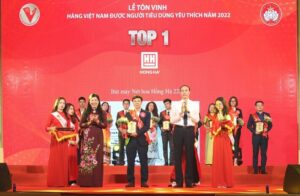 Bút máy Nét hoa Hồng Hà vinh dự trong Top 1 hàng Việt Nam được người tiêu dùng yêu thích năm 2022