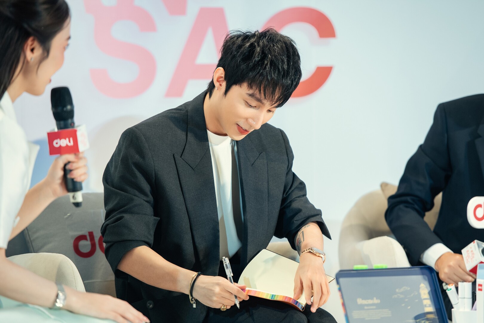 Sơn Tùng M-TP tiếp tục đồng hành cùng Văn phòng phẩm Deli trong năm 2024