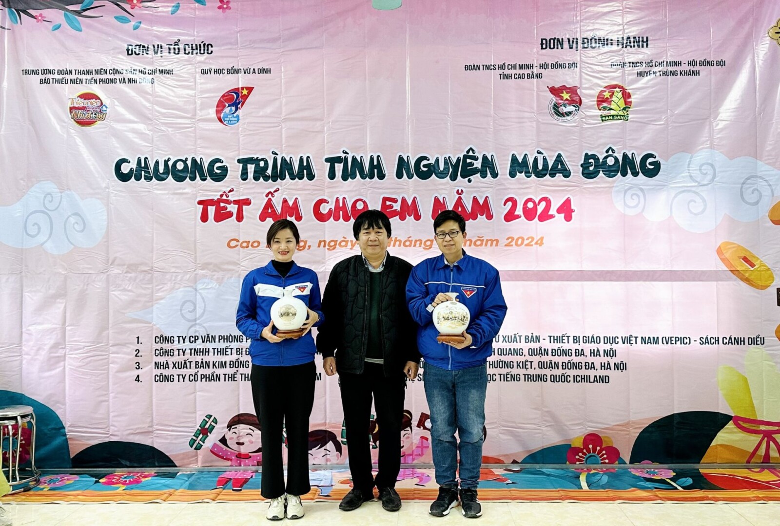 Báo Đội mang “Tết ấm cho em ” đến với thiếu nhi Cao Bằng