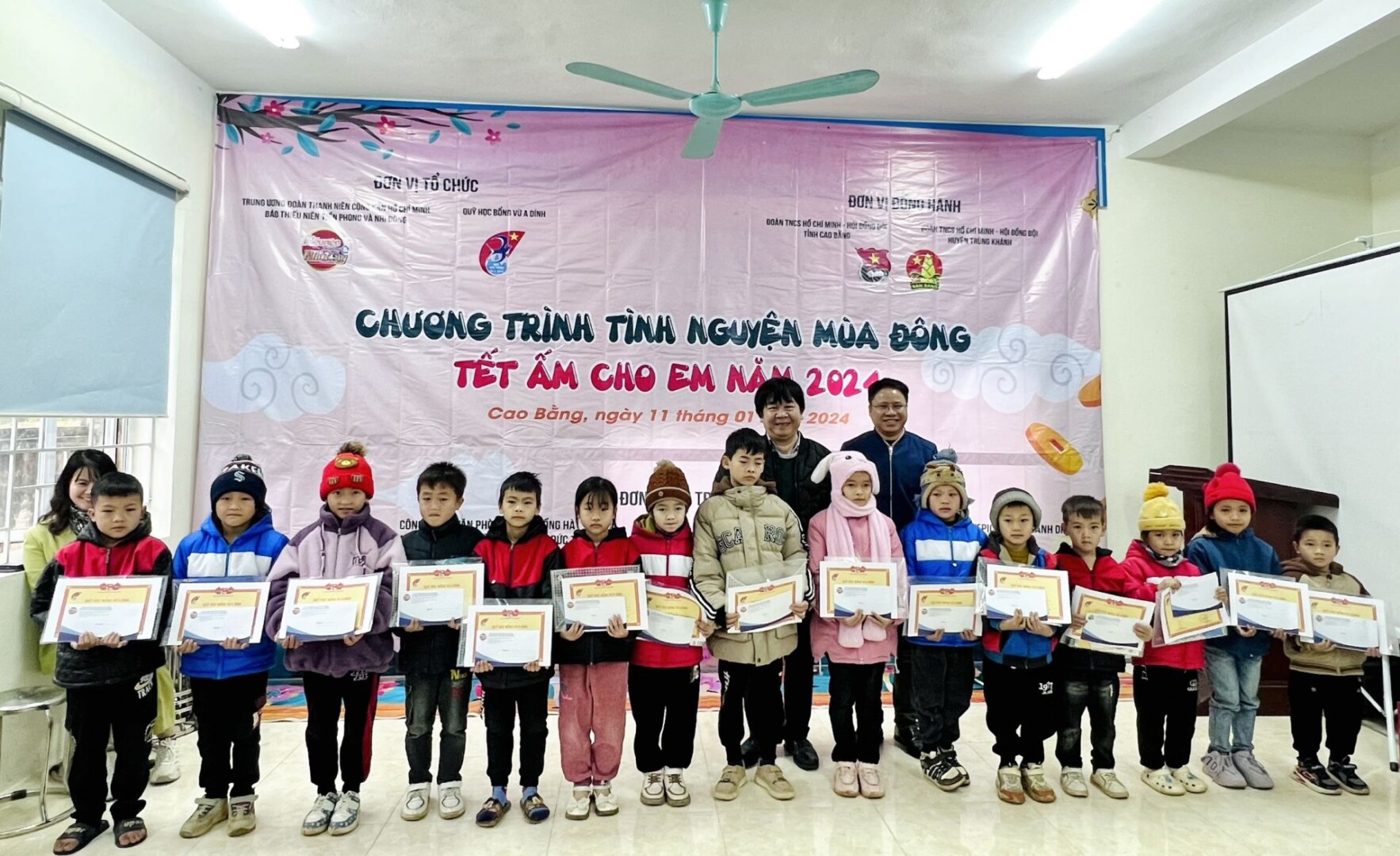 Báo Đội mang “Tết ấm cho em ” đến với thiếu nhi Cao Bằng