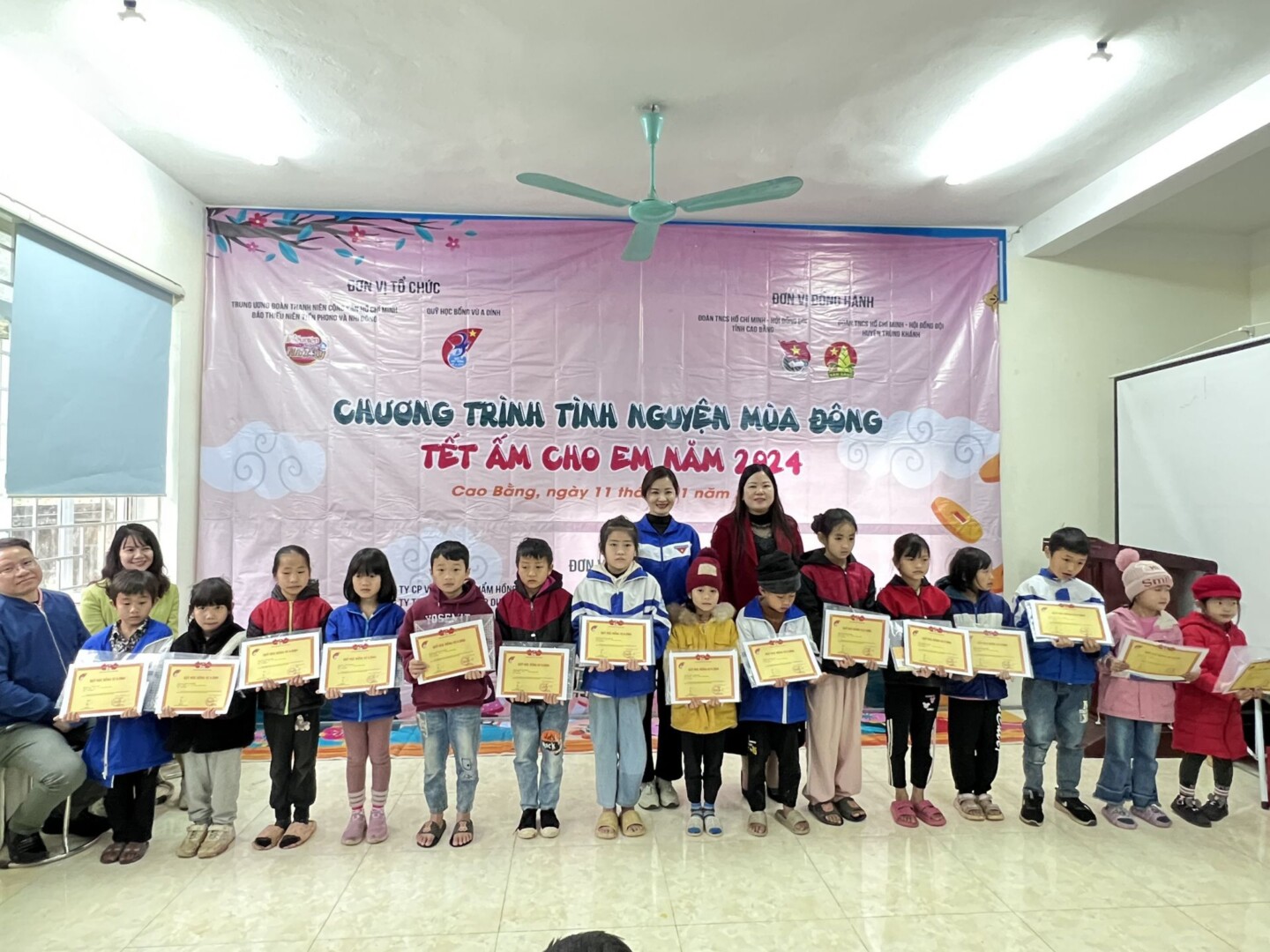 Báo Đội mang “Tết ấm cho em ” đến với thiếu nhi Cao Bằng