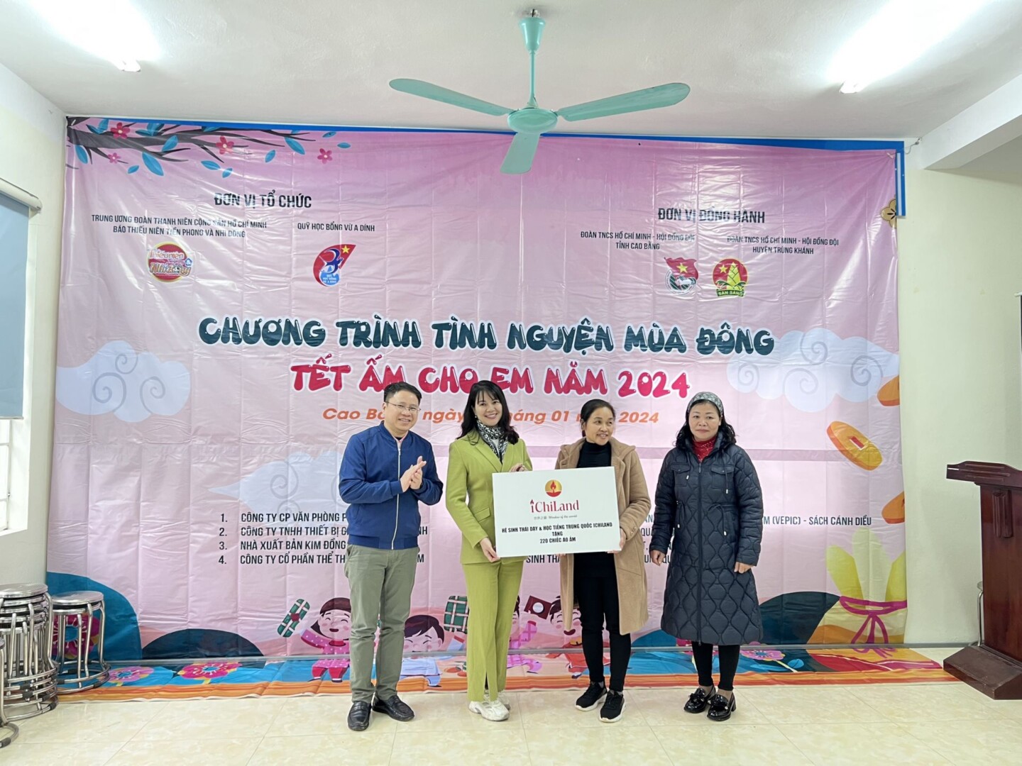 Báo Đội mang “Tết ấm cho em ” đến với thiếu nhi Cao Bằng