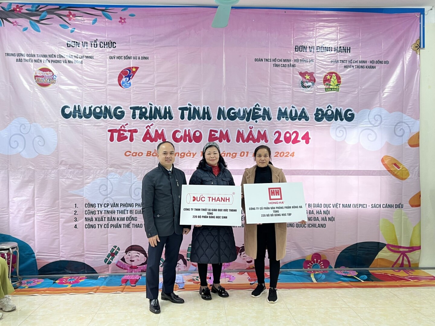 Báo Đội mang “Tết ấm cho em ” đến với thiếu nhi Cao Bằng