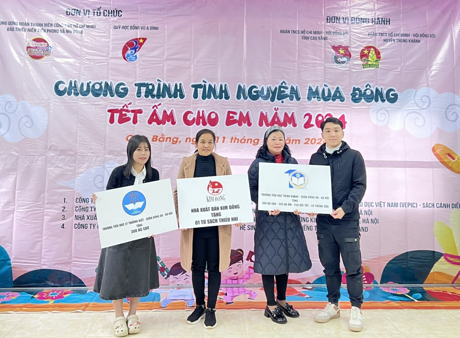 Báo Đội mang “Tết ấm cho em ” đến với thiếu nhi Cao Bằng