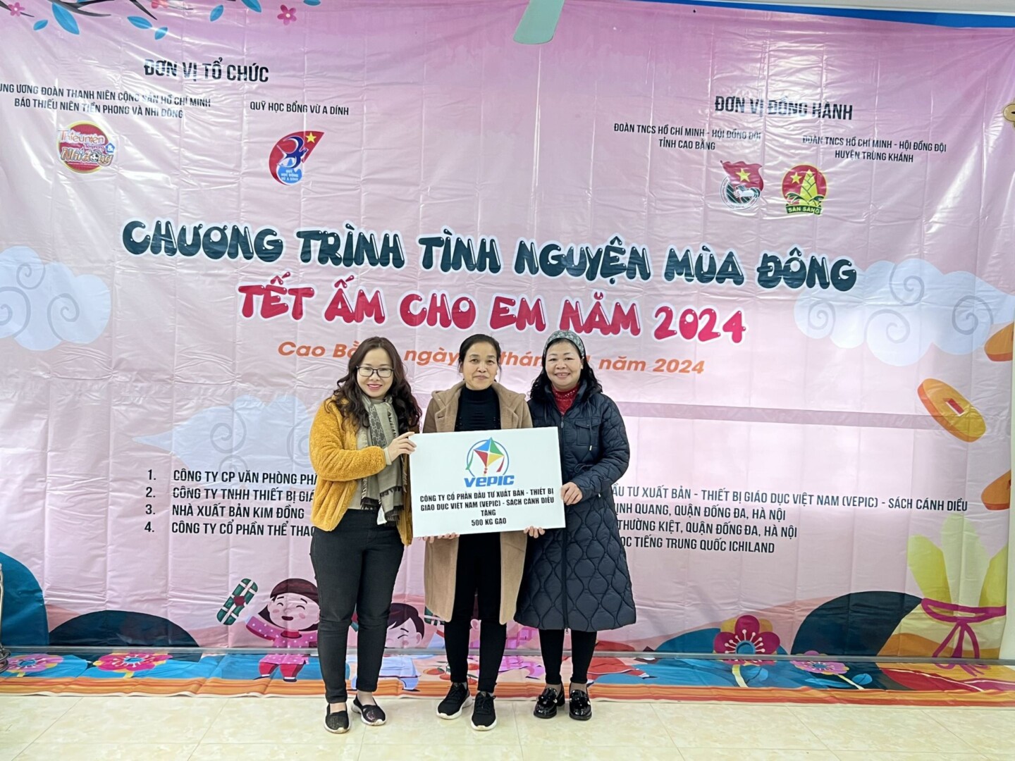 Báo Đội mang “Tết ấm cho em ” đến với thiếu nhi Cao Bằng