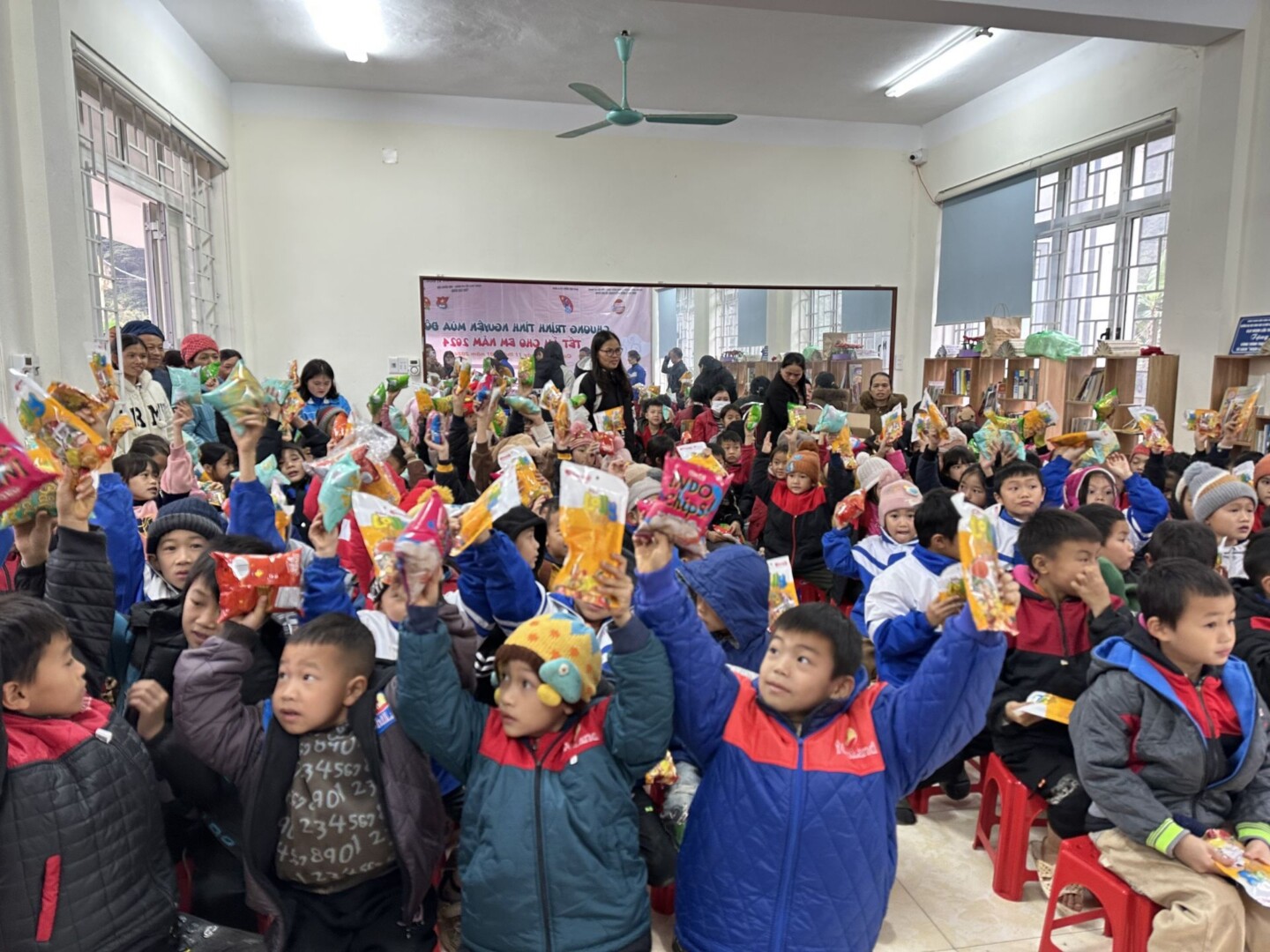 Báo Đội mang “Tết ấm cho em ” đến với thiếu nhi Cao Bằng