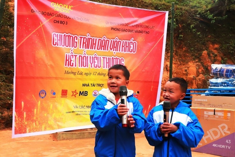 Trao 'hơi ấm' tới học sinh trên đỉnh Sài Khao Trao 'hơi ấm' tới học sinh trên đỉnh Sài Khao